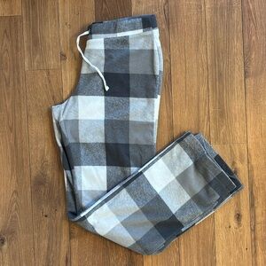 Gray/White Checkered Old Navy Fuzzy Pajama Pants - Small